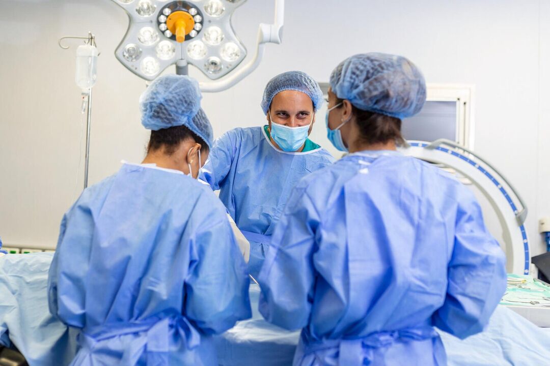 Plastikakirurgid teevad mehe peenise suurendamiseks operatsiooni
